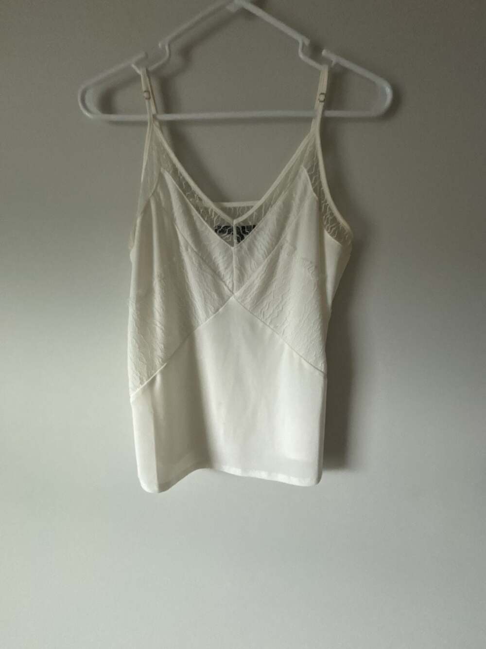White House Black Market Camisole Size S White Lace V-Neck Cami Top